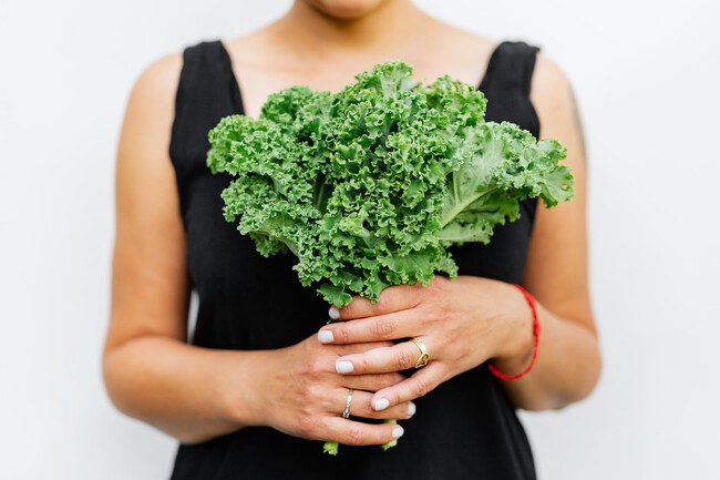 Imagen de la noticia: Kale, el alimento que contiene más vitamina C que una naranja y fortalece el sistema inmune