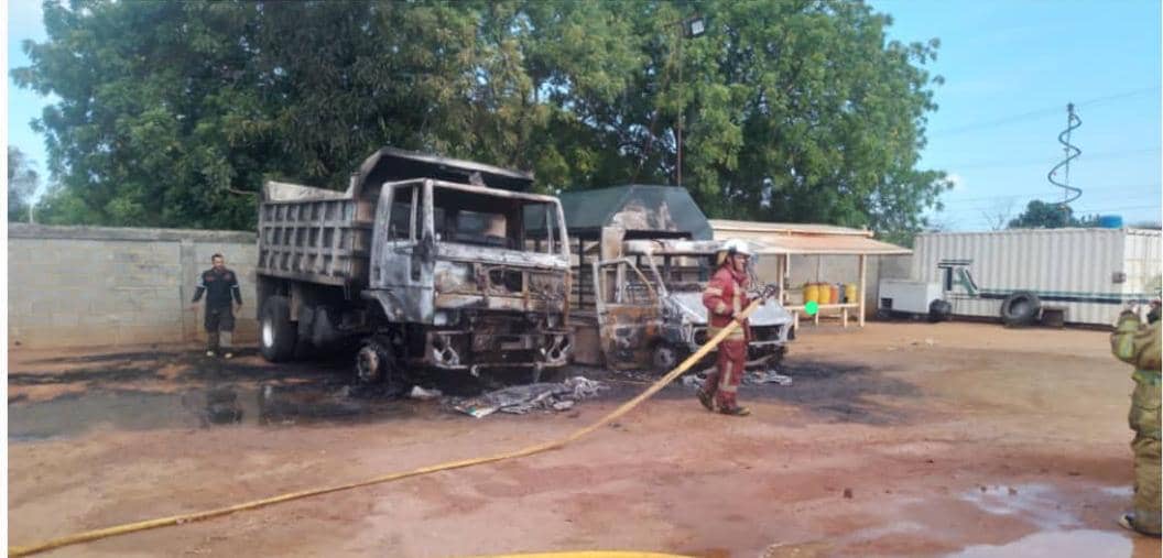 Imagen de la noticia: Municipio Cabimas:Un herido y dos camiones incendiados resultado del atentado a la empresa Caneveca”