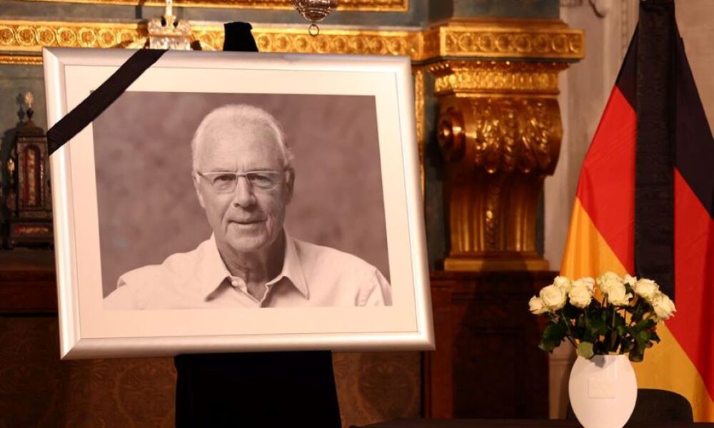 Imagen de la noticia: Beckenbauer fue enterrado en Múnich cerca de la tumba de su hijo