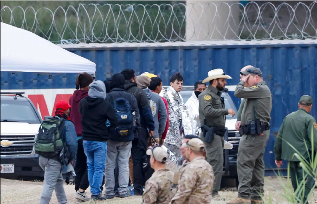 Imagen de la noticia: Venezolanos que se entregaron en Texas fueron frenados por una ley