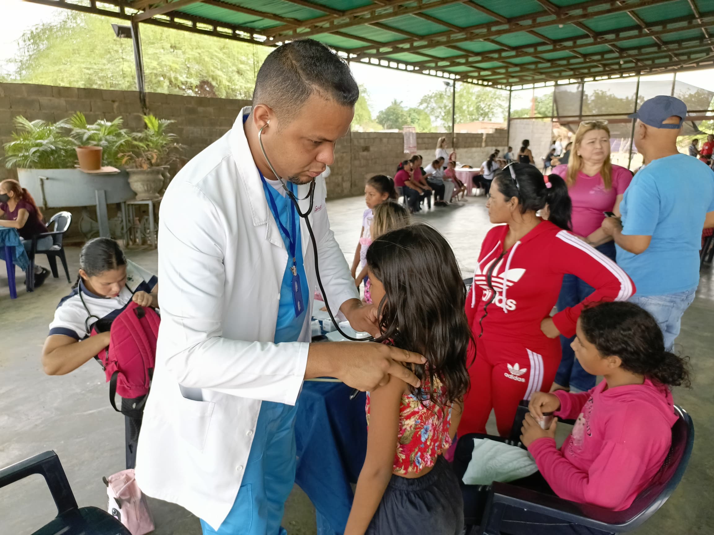 Imagen de la noticia: Municipio Cabimas: Immujer y ONG Azul Positivo efectuaron jornada integral en el sector H7