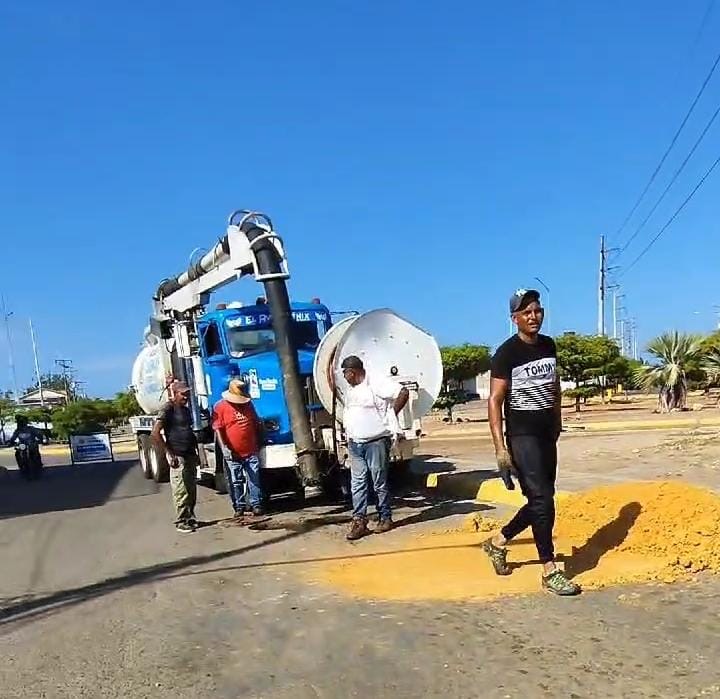 Imagen de la noticia: Municipio Cabimas: Avanzan trabajos de limpieza y destapé en el sistema del drenaje Nuevo Juan en Cabimas