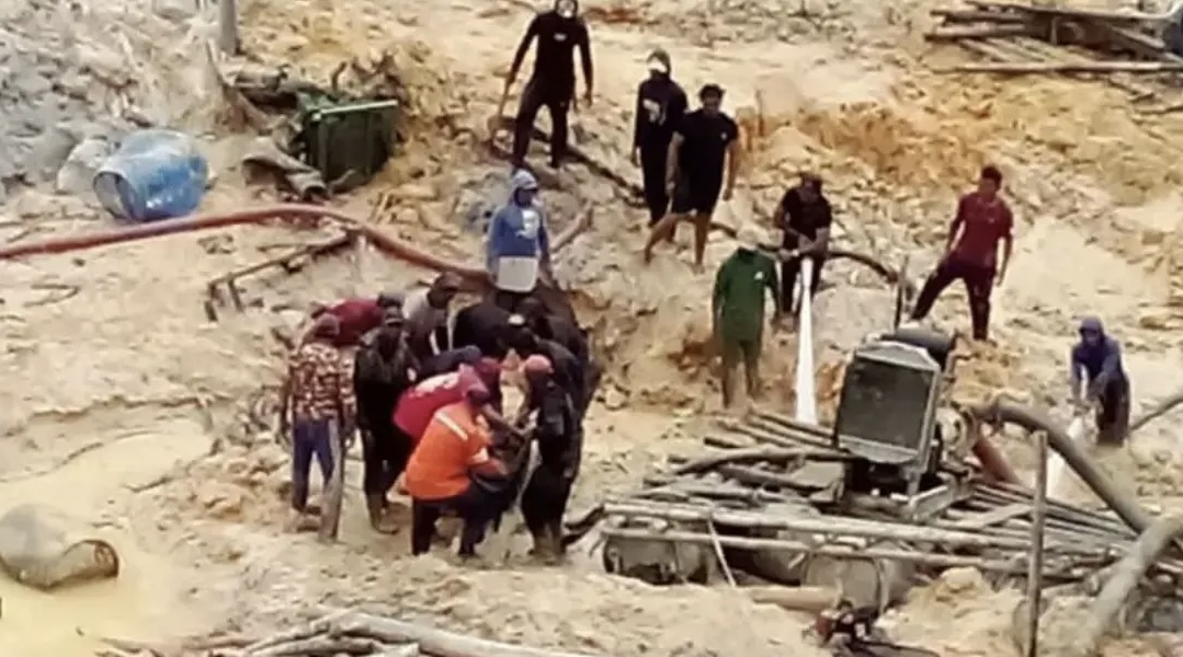Imagen de la noticia: Más de 750 personas son desalojadas de la mina ilegal colapsada en Bolívar