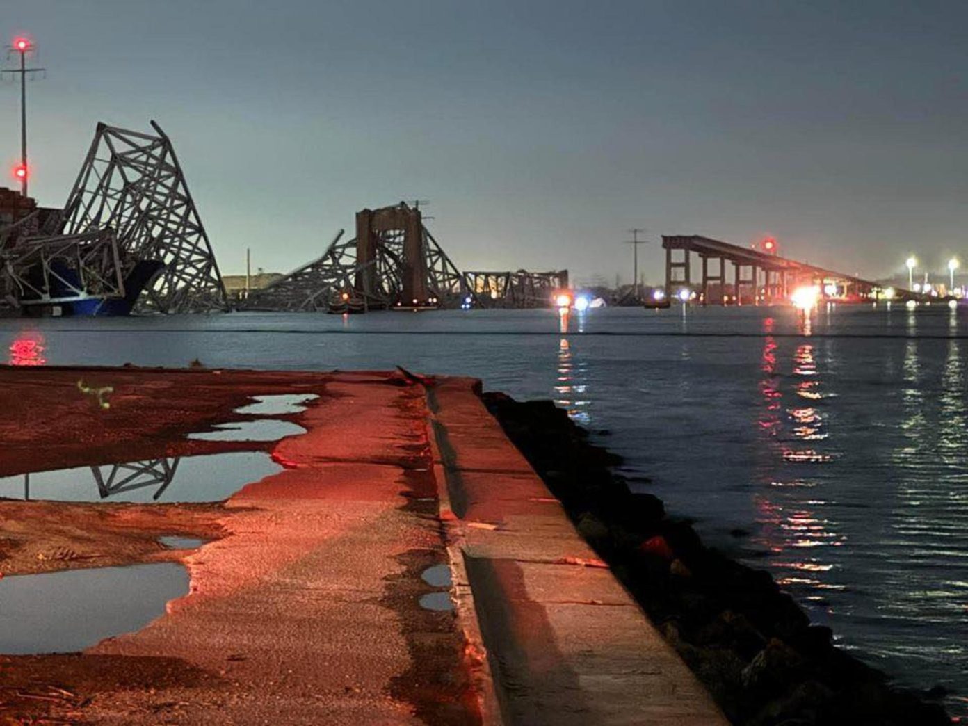 Imagen de la noticia: Un puente de EE UU se derrumbó tras chocar contra él un barco