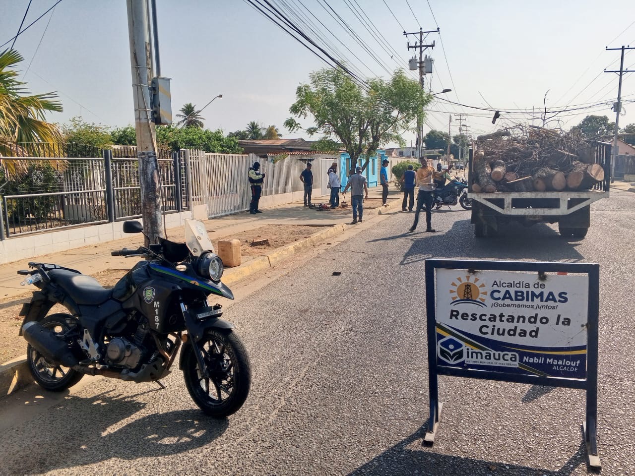 Imagen de la noticia: Municipio Cabimas: Con jornada de corte de árboles secos y maleza Imauca continúa embelleciendo la Carretera J
