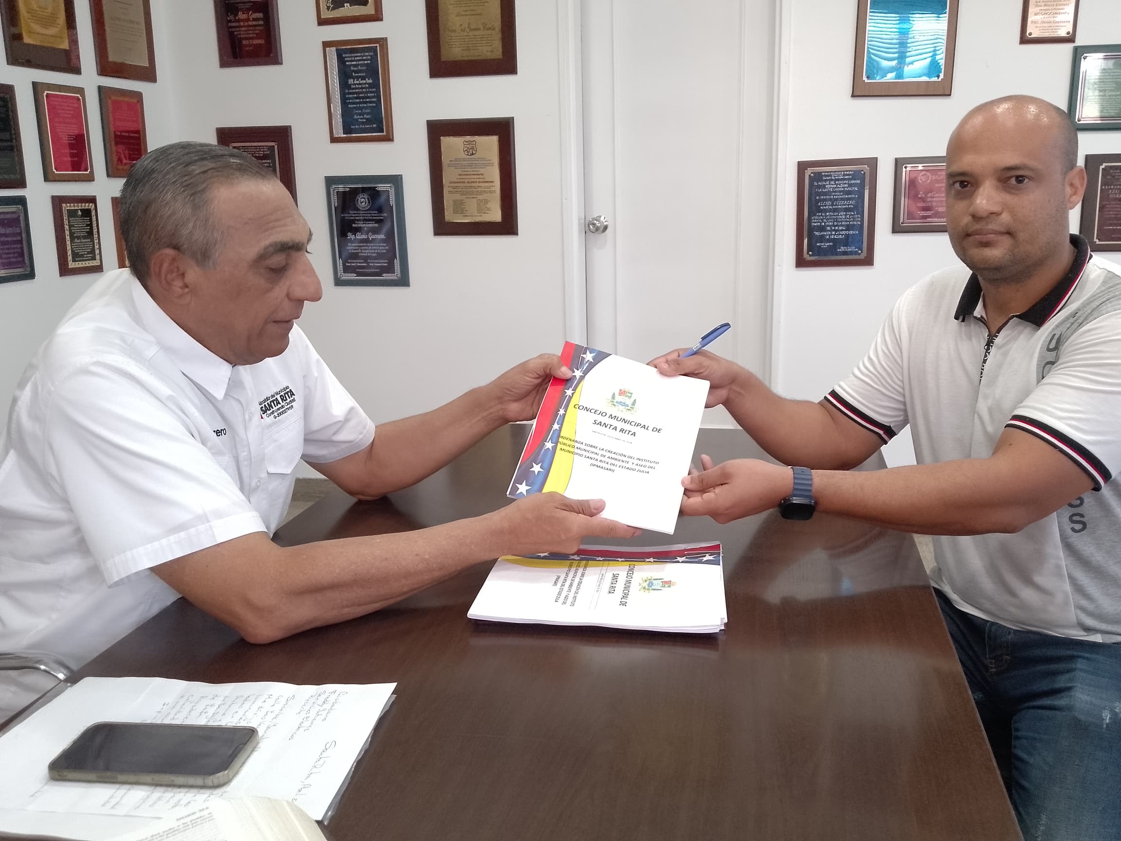 Imagen de la noticia: Municipio Santa Rita: Alcalde firmó ordenanza para creación del Instituto Público Municipal de Ambiente y Aseo