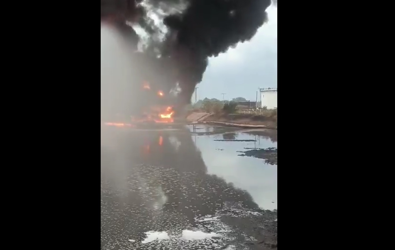 Imagen de la noticia: Denuncian que incendio en tanque de Pdvsa en Bachaquero no se ha extinguido