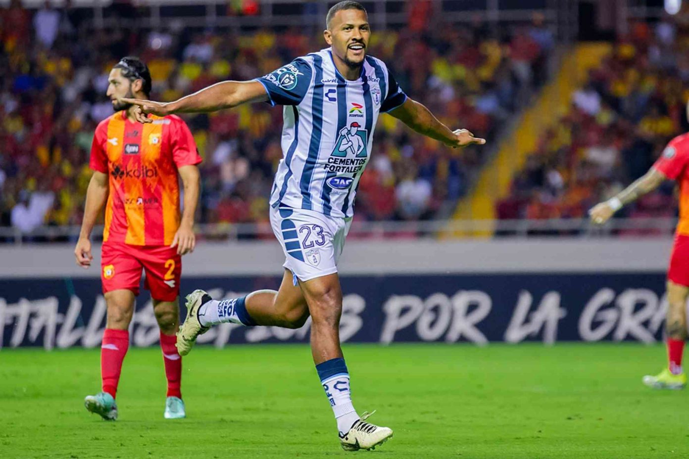 Imagen de la noticia: Salomón Rondón acercó al Pachuca a semifinales de la Copa Concacaf con tres goles