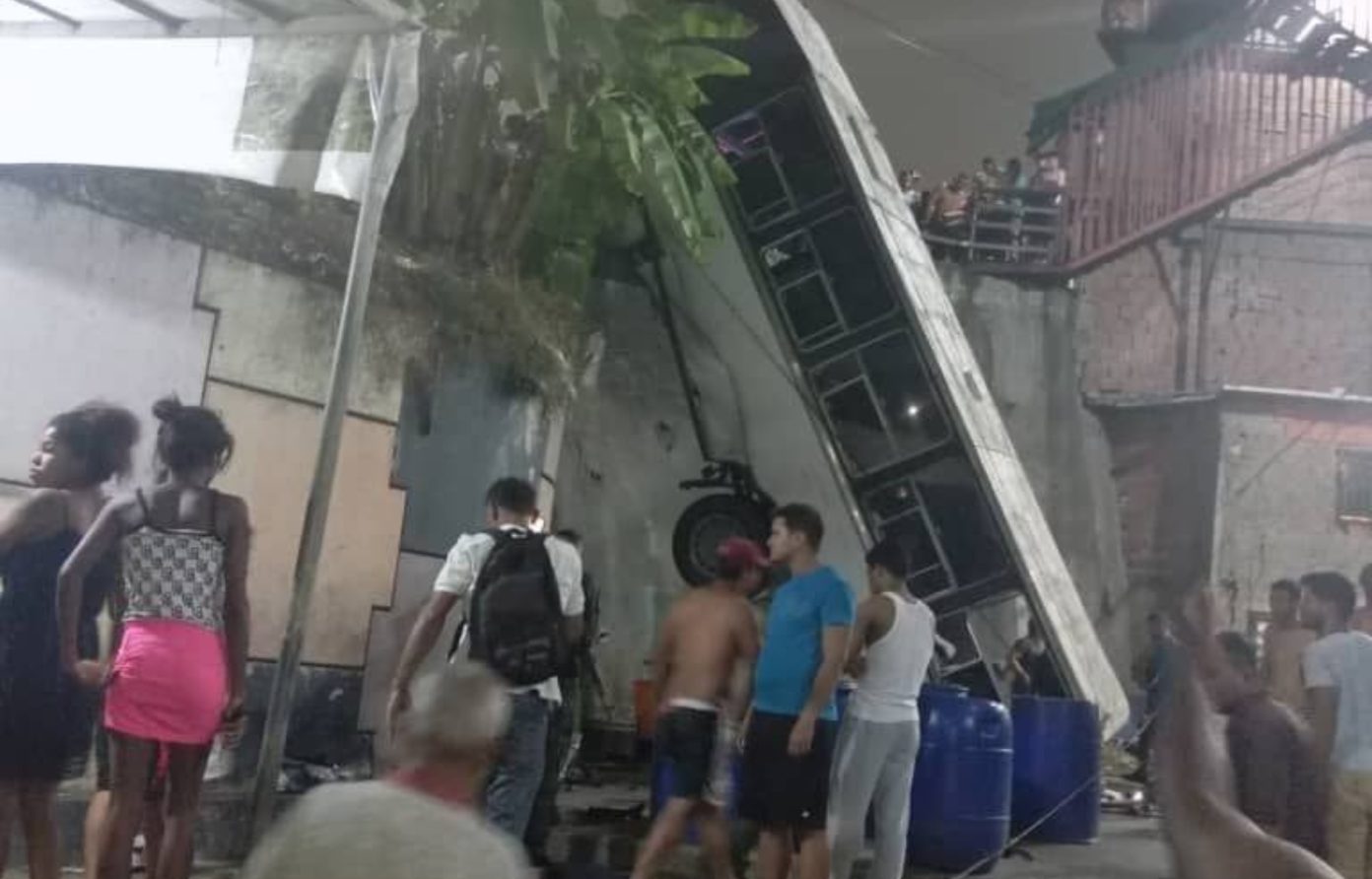 Imagen de la noticia: Un autobús cayó al vacío en la carretera vieja Petare-Guarenas