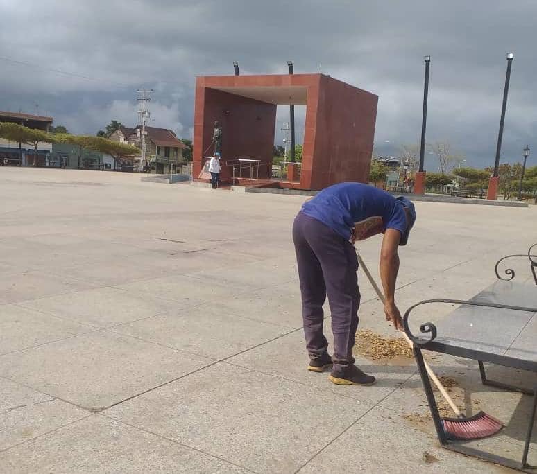 Imagen de la noticia: Municipio Cabimas: Con los “Guardianes del Lago” alcaldía inicia trabajos de limpieza y recuperación de la plaza Bolivar