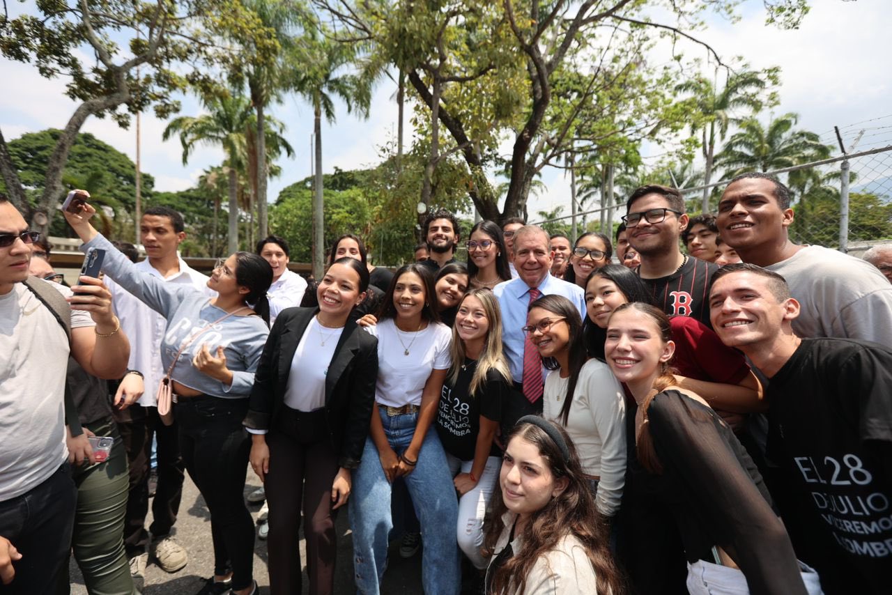 Imagen de la noticia: Estudiantes de la UCV recibieron con aplausos al candidato Edmundo González