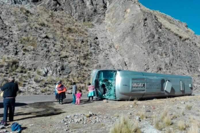 Imagen de la noticia: Al menos 13 fallecidos y 18 heridos en un accidente de autobús en el sur de Perú